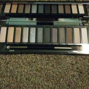 Urban Decay Makeup - Urban Decay Nake Smoky Eyeshadow palette Urban Decay Makeup - Urban Decay Nake Smoky Eyeshadow palette
